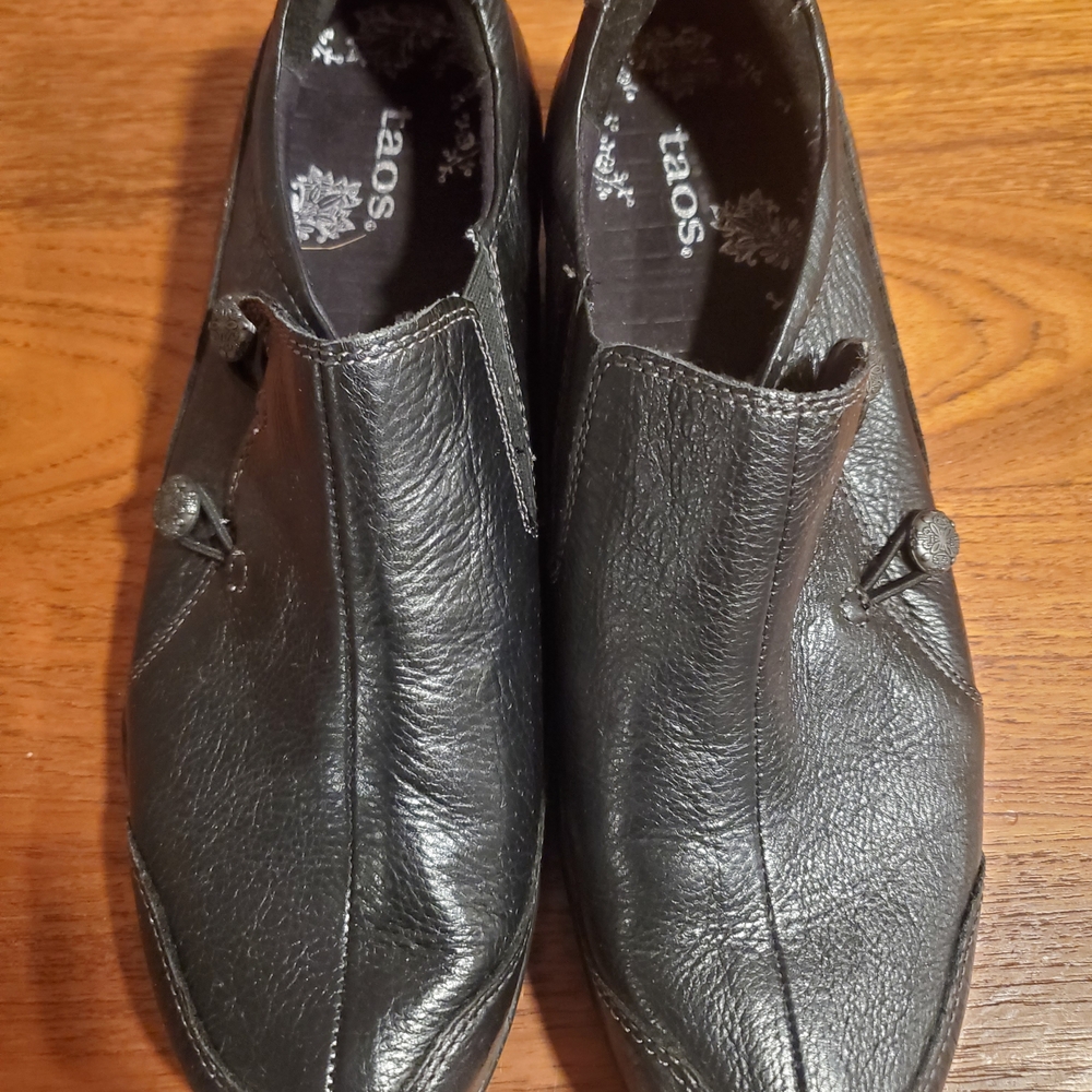 Taos Footwear Women's Black Leather Slip-Ons